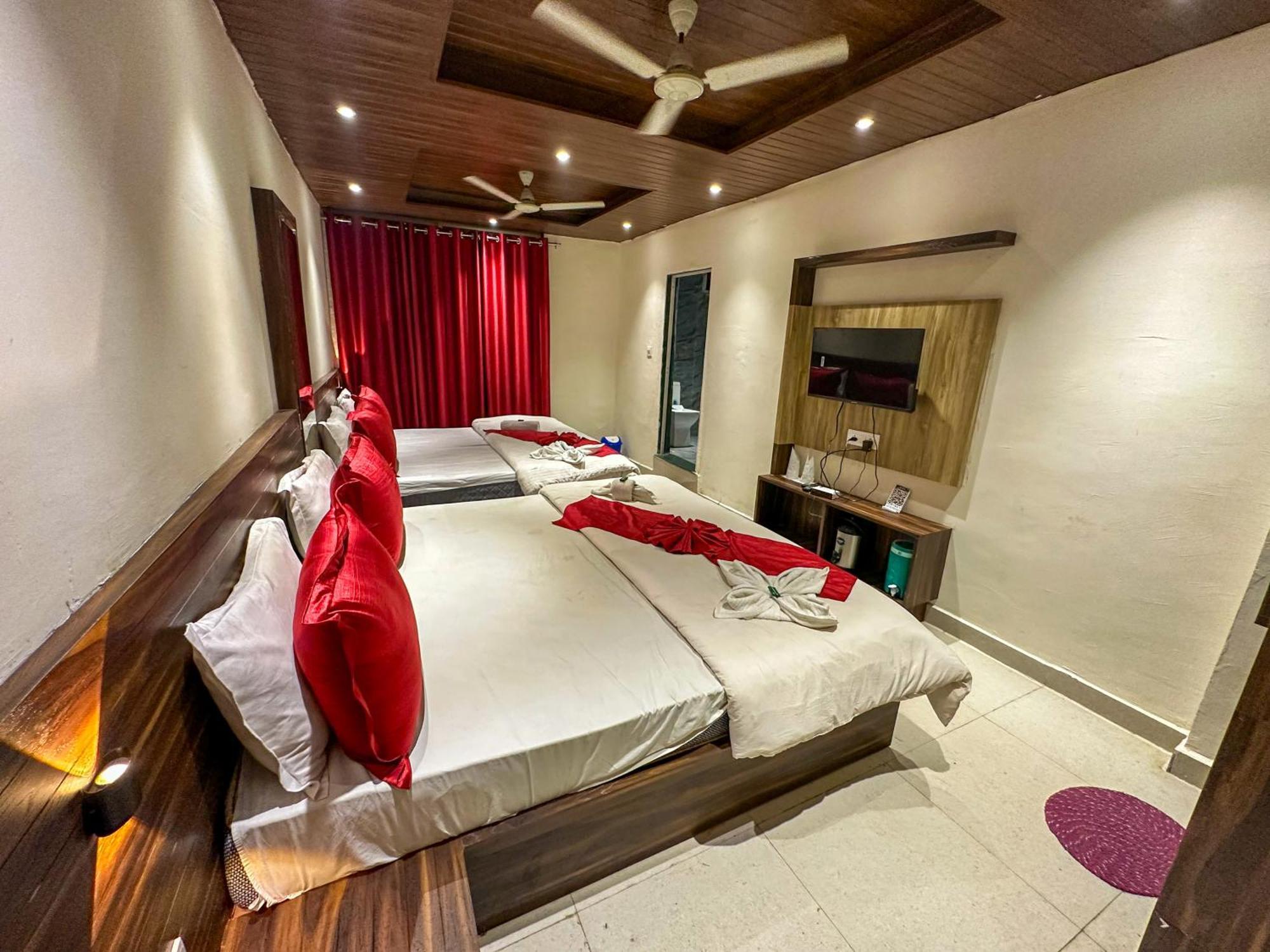 Hotel Payal & Restaurent Пачмарай Экстерьер фото